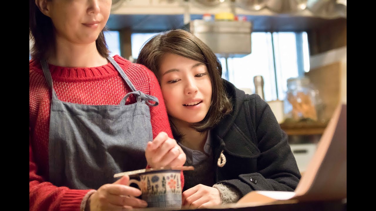 浜辺美波、母にくっつき甘えて離れない姿に胸キュン 山田杏奈&久間田琳加も“ホットガーナ”で温まる ロッテ『ガーナミルクチョコレート』新CM「ホットガーナ」篇&メイキング映像