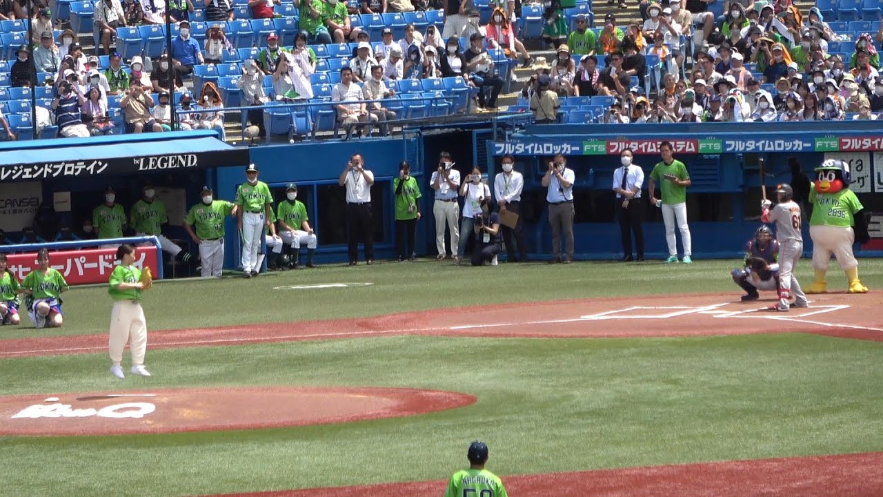 【マウンドで1回転ジャンプ】フィギュア・樋口新葉さん、始球式