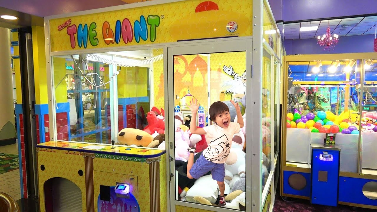 巨大クレーンゲーム 僕の方がうまい!! ピンクのユニコーン ゲット??? フードトラックが沼にハマって動けない おゆうぎ こうくんねみちゃん