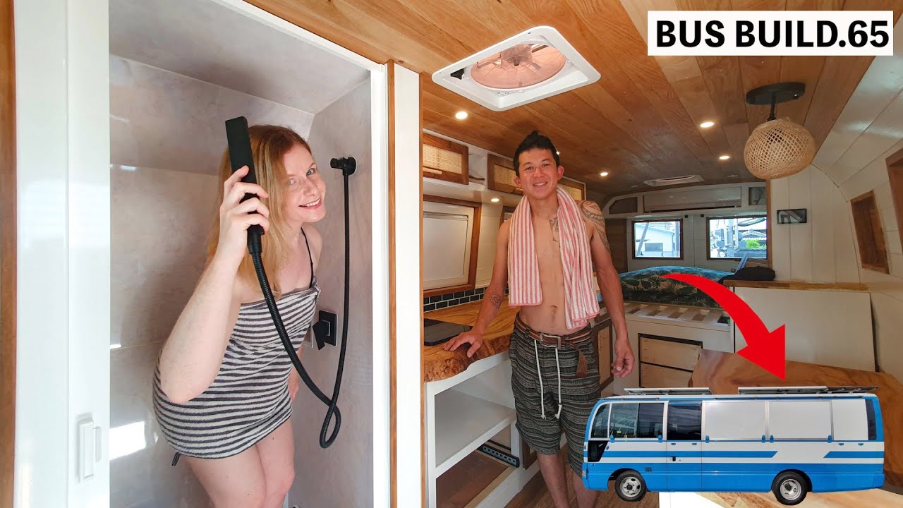 灼熱42度の警察バスの車内で初めてシャワー浴びてみた