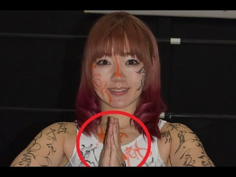 「新興宗教崖のふち教」松本都団体から出家した女子レスラーが水着で全身写経特訓!