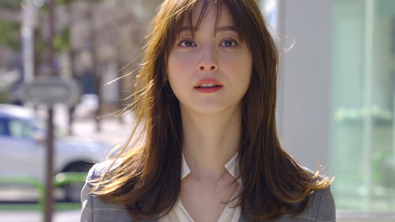 ハイブリッドマガジンとして再スタートしたDomaniに女優・佐々木 希さんが登場