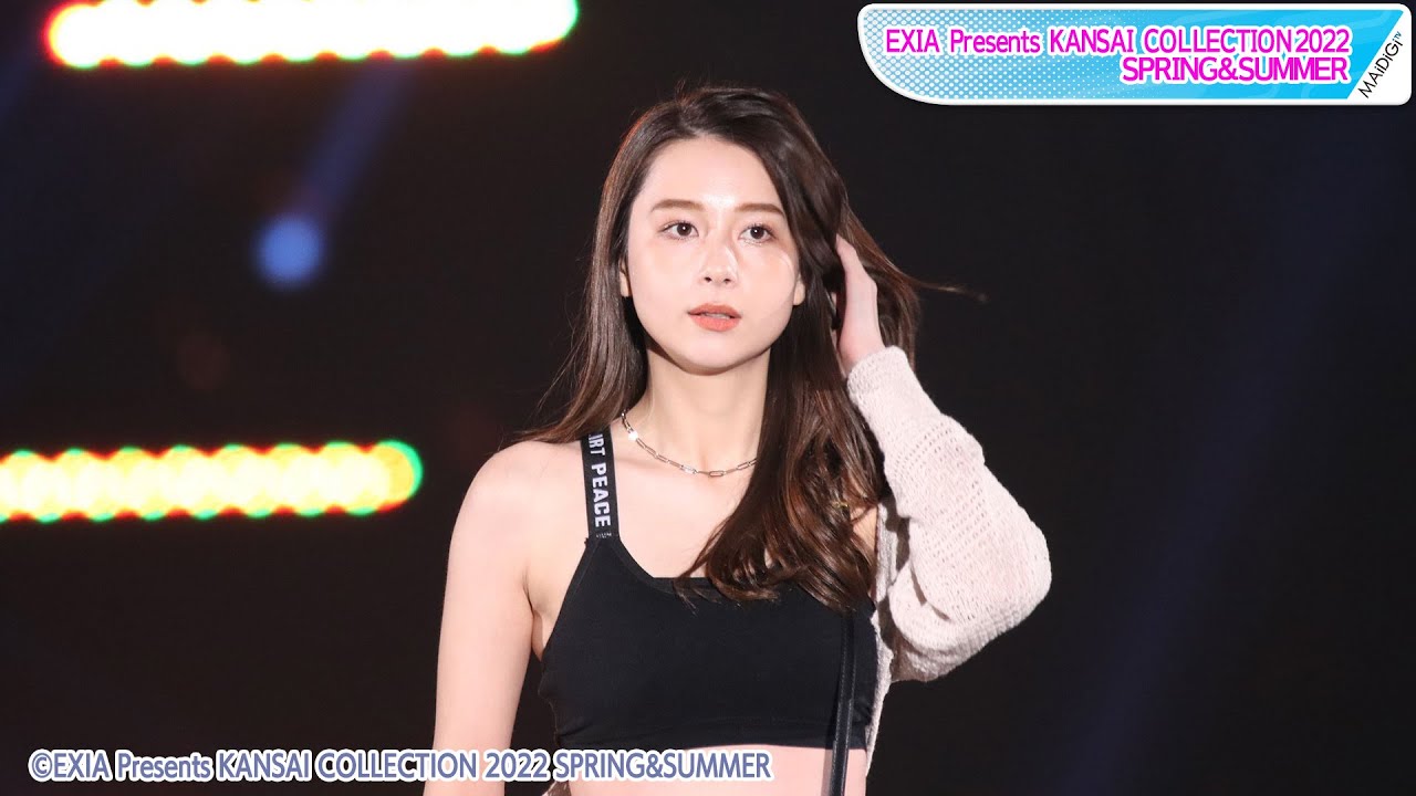 Niki、ショート丈トップスで美くびれ見せコーデ 関コレでクールにランウエー