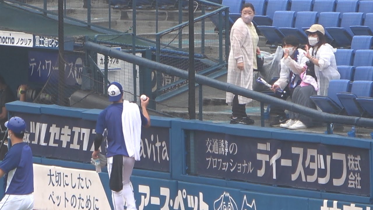 ハマスタのドラゴンズファンにボールをプレゼントする大野雄大 (2022/08/30)