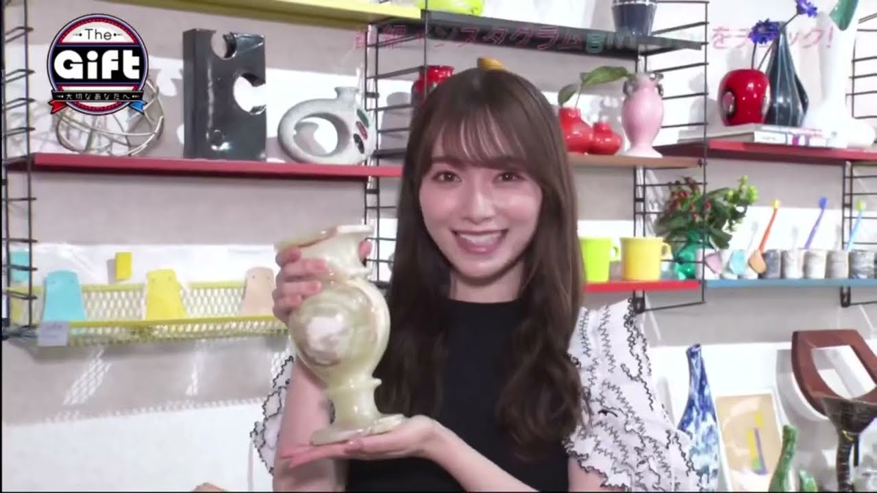 櫻坂46の守屋麗奈さんは姉のように慕う芸能界の先輩、女優の矢田亜希子さんへギフトを贈る。