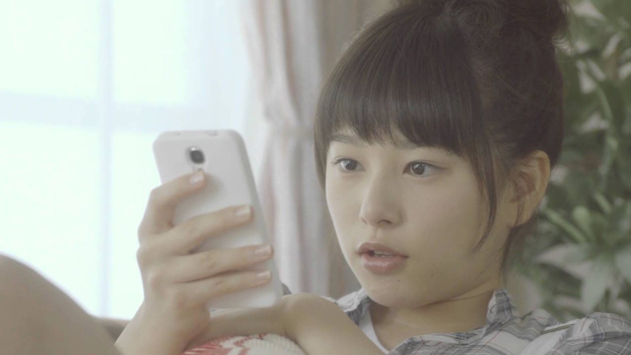 桜井日奈子 岡山の奇跡!スマホゲームに熱中する真剣な表情に注目!コロプラ「日奈子の休日・リビング」篇【WEB限定CM】