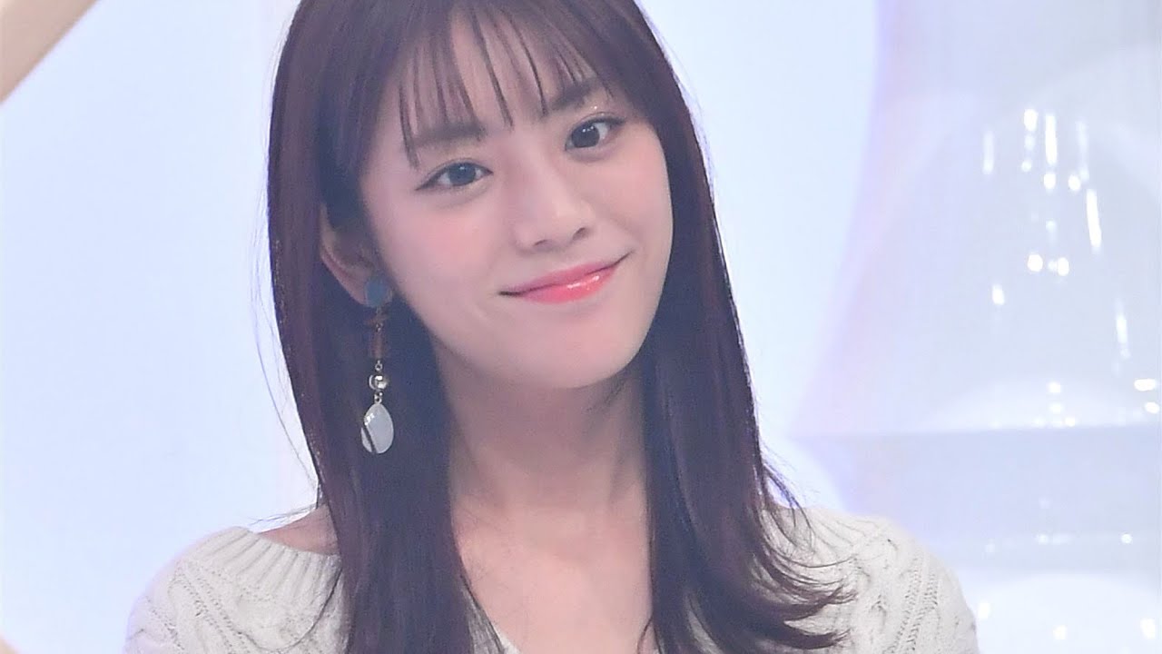 貴島明日香、「ZIP!」お天気キャスターが美脚ちら見せ秋コーデ ニットセットアップで好感度大!