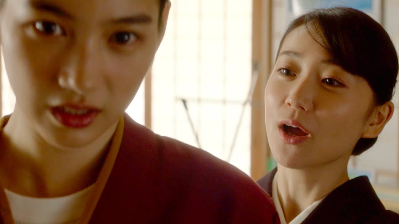 大島優子、のんに作務衣を着付け若女将の貫禄/映画『天間荘の三姉妹』本編映像