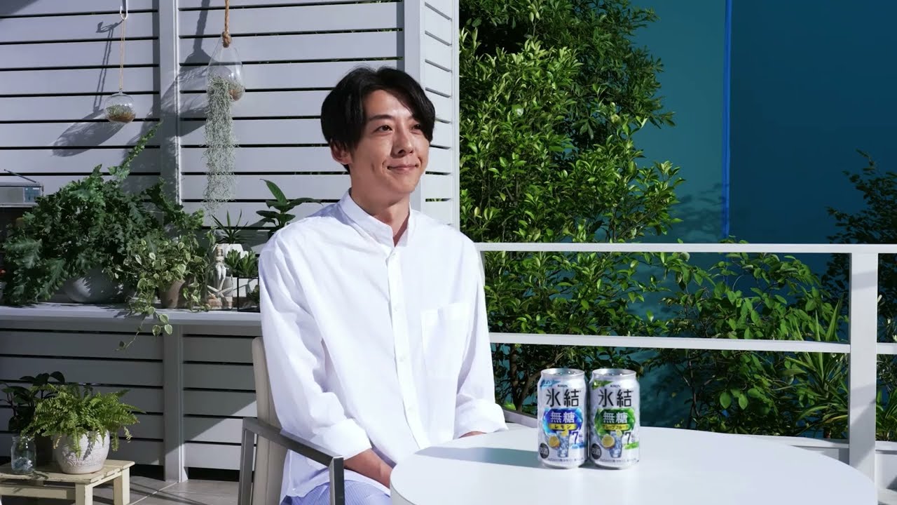 【インタビュー】高橋一生さん、真っ青な海と空が爽やかな新CM「氷結® 無糖レモン 知ってるけど篇」