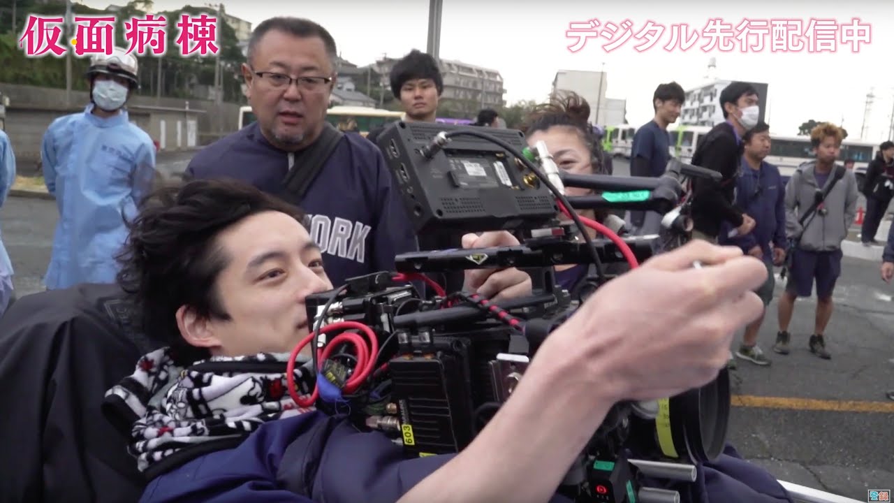 坂口健太郎、救急車で運ばれるシーンでカメラ撮影に挑戦/映画『仮面病棟』メイキング映像