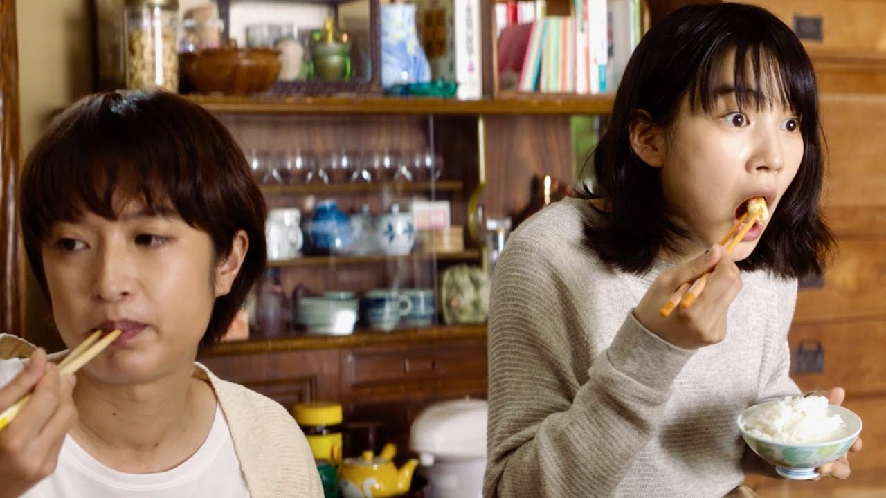 のん、無邪気にオムレツ頬張るも門脇麦、大島優子らの空気は重い/映画『天間荘の三姉妹』本編映像