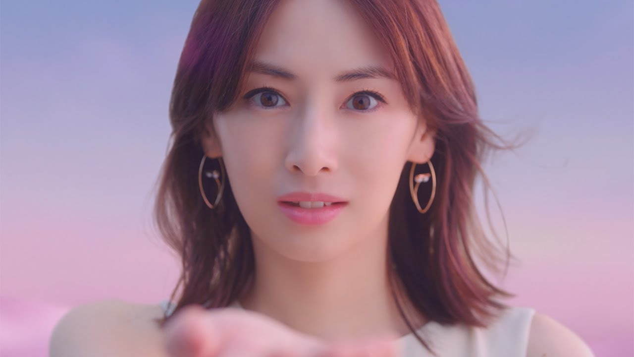 北川景子、ノースリーブで美肌見せ 美背中もチラリ アルフェ ビューティシリーズ新CM「コラーゲンワールド」編