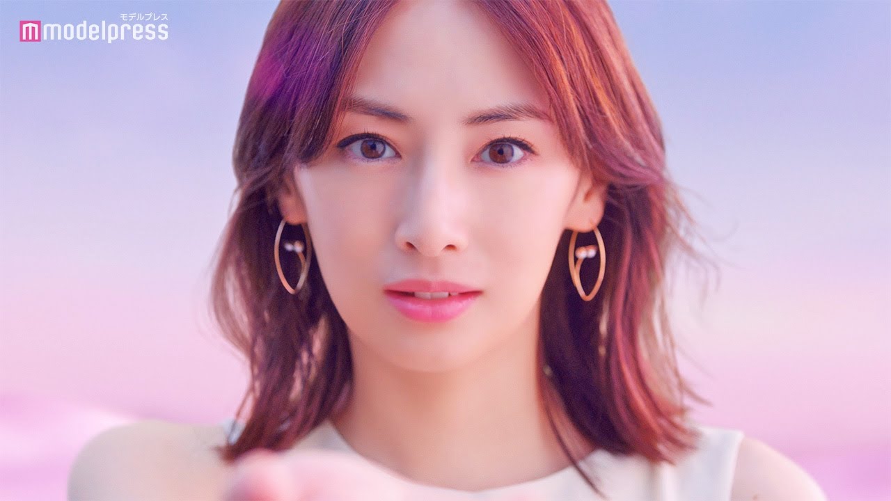 北川景子、”肩出し”ワンピースで大人の美しさ溢れる…!優雅な仕草や表情にドキッ「アルフェビューティシリーズ」新テレビCM 「コラーゲンワールド」篇【メイキング+インタビュー】