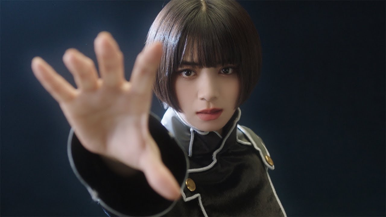 池田エライザ、美脚もチラリ!“黒の騎士団”イメージした衣装で熱演 「コードギアス 反逆のルルーシュ ロストストーリーズ」新CM