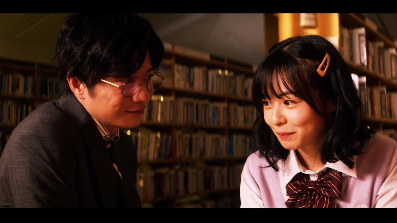 田中圭、女子生徒・莉子に“膝コツ”で急接近… 「女子高生に殺されたい」本編映像第2弾