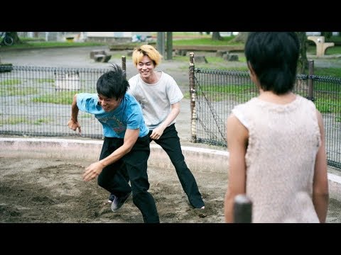 菅田将暉&仲野太賀が砂場でケンカごっこ!映画『タロウのバカ』本編映像