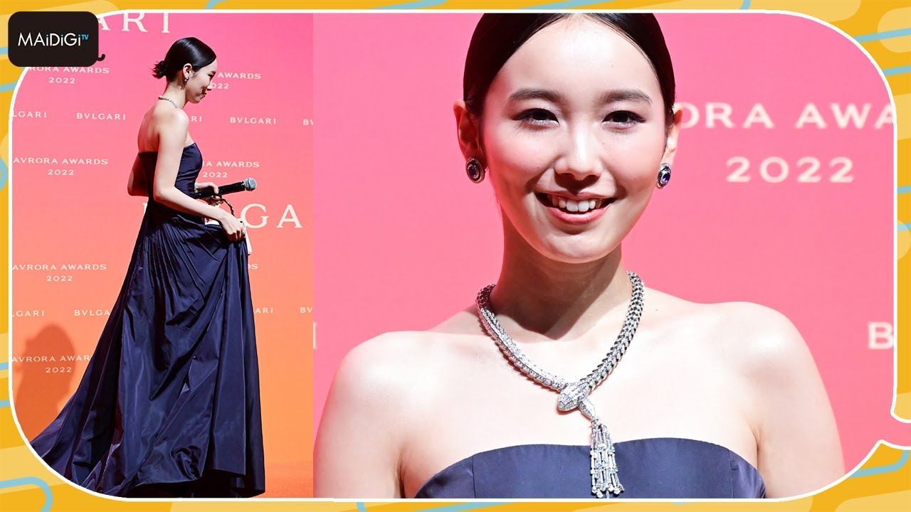 飯豊まりえ、美肌輝く大胆肩出しチューブトップドレス姿 美背中も 「BVLGARI AVRORA AWARDS 2022」