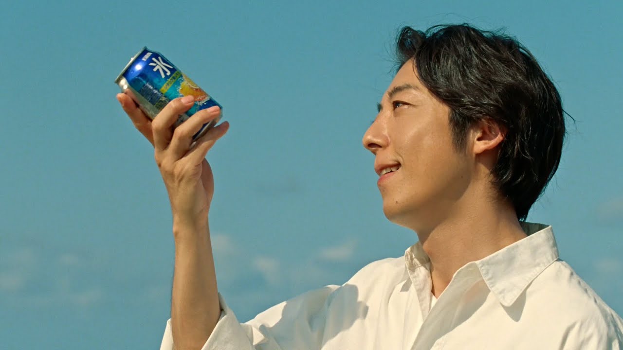 高橋一生、ジュディマリ「Over Drive」を口ずさむ 輝く海と白いビーチでいい気分! 新TV-CM 『キリン 氷結 鼻歌篇』
