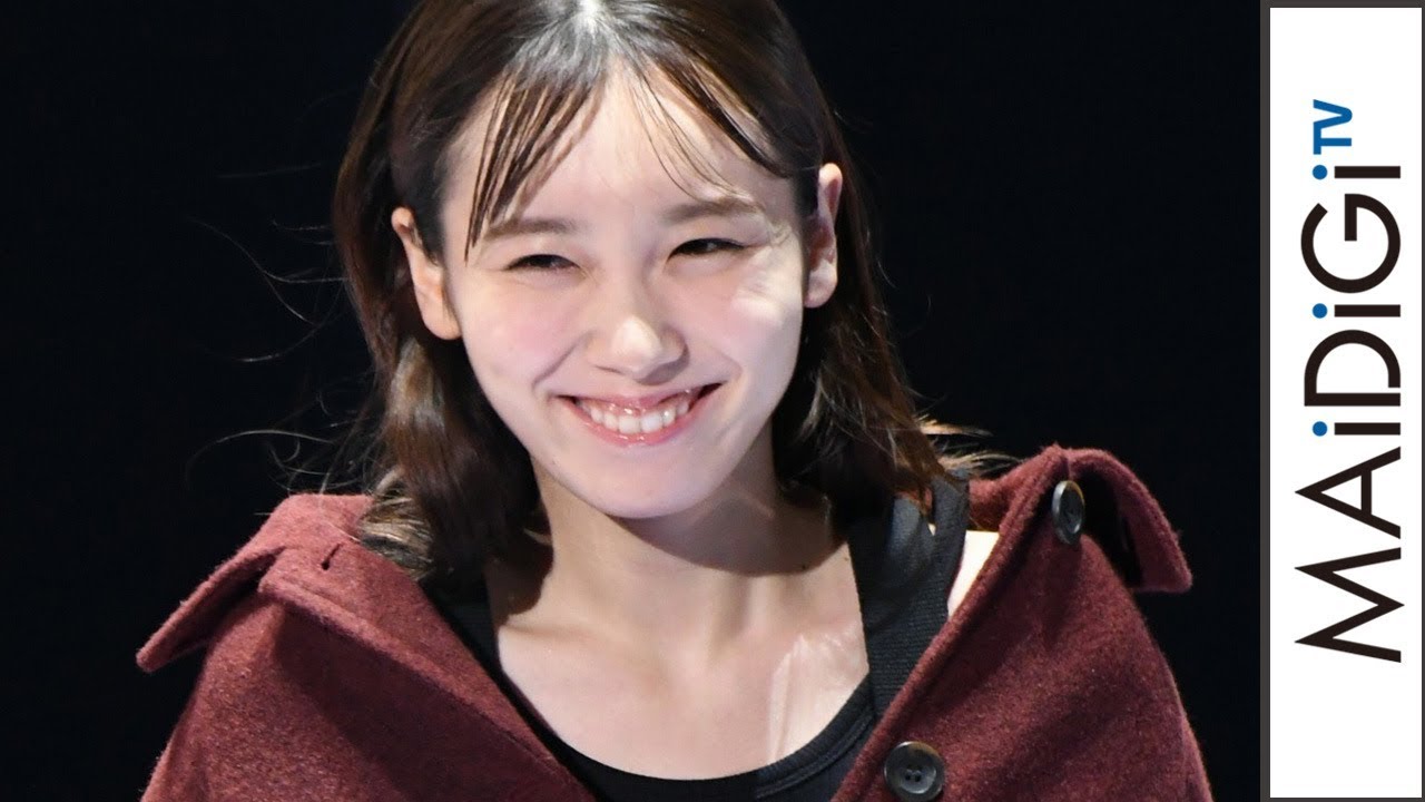 飯豊まりえ、秋色パンツコーデでちらり肌見せ 「KBF」ステージに登場 「TGC2019A/W」