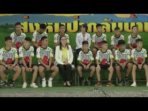 タイの少年12人とコーチ 笑顔で記者会見