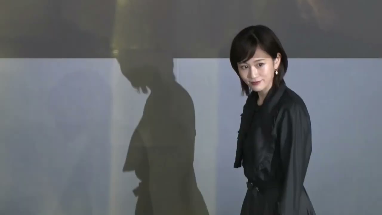 前田敦子さん、大胆なドレスで登場!「クリスチャン・ディオール、夢のクチュリエ」展プレビュー