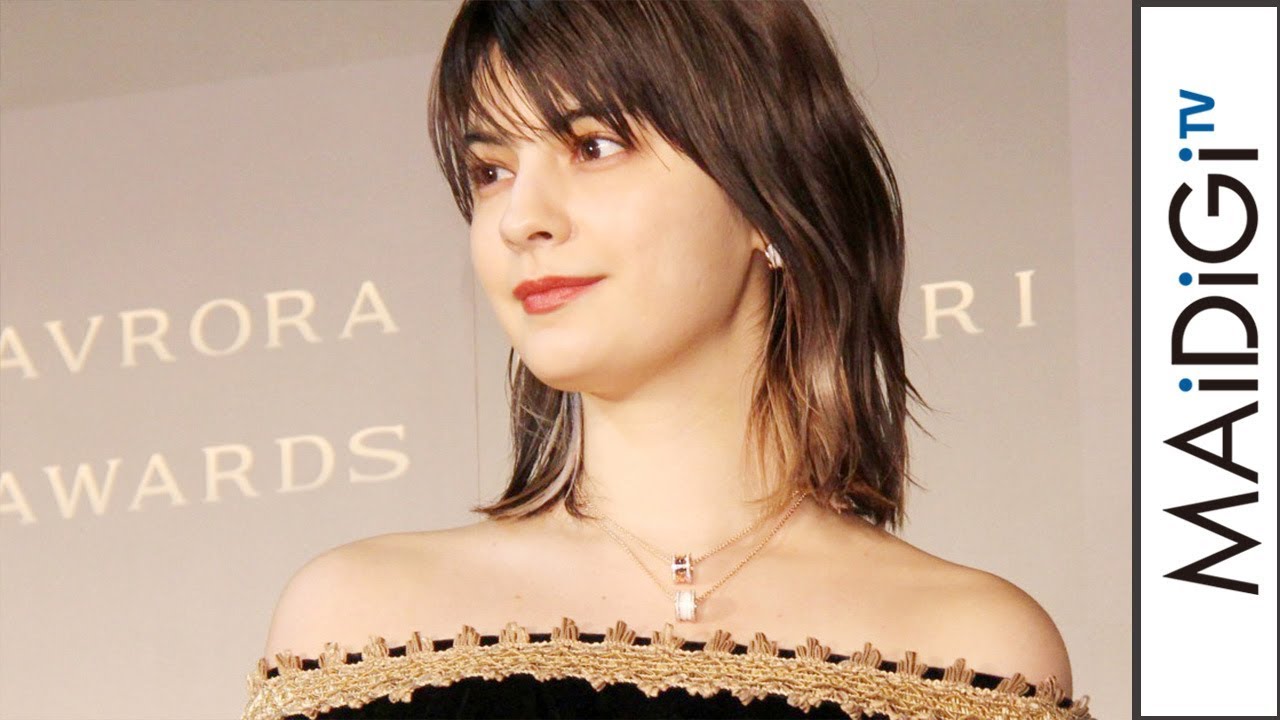 マギー、オフショルダー黒ドレスで“美デコルテ”披露 「BVLGARI AVRORA AWARDS 2017」