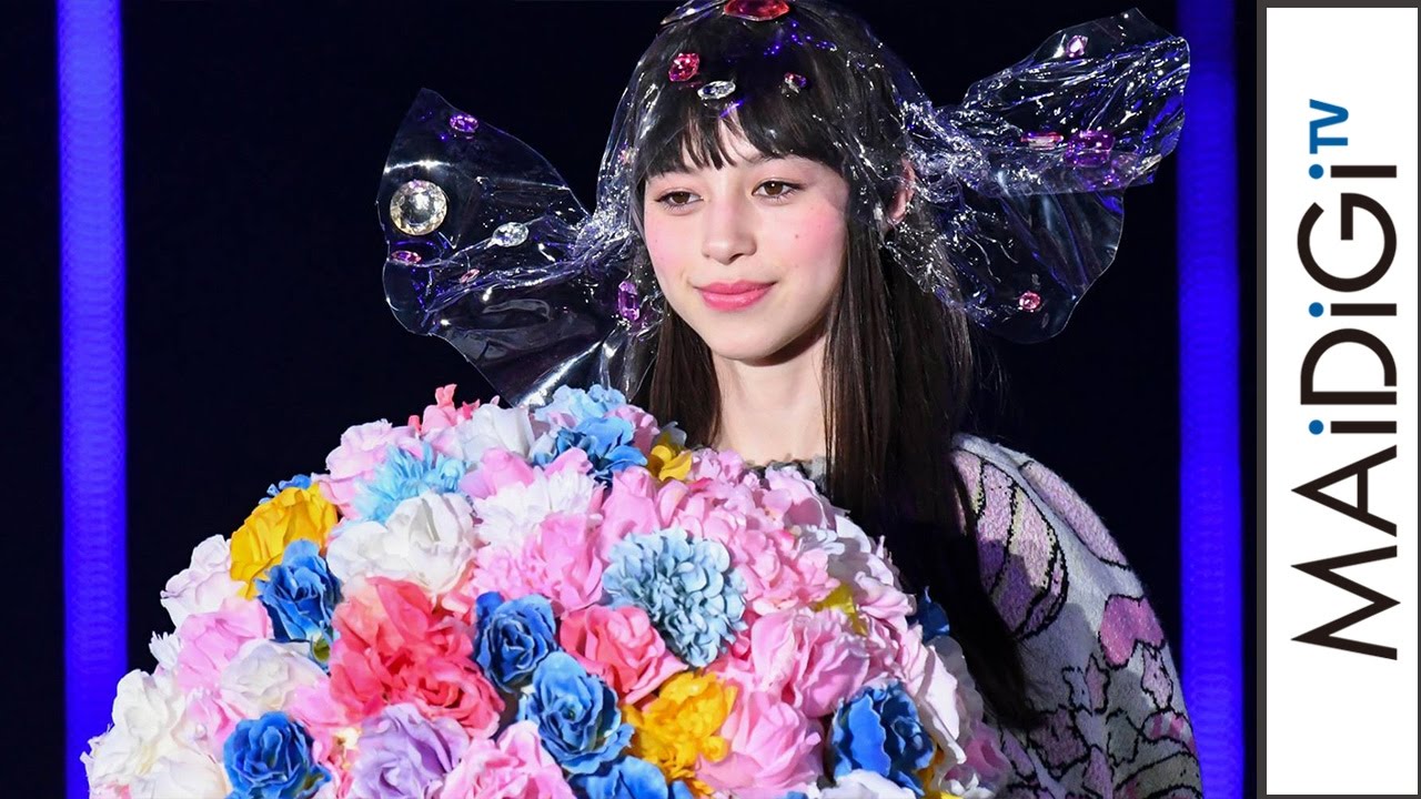 中条あやみ、天野喜孝「CANDY GIRL」の巨大ニットドレスでランウエー 「TGC2017S/S」