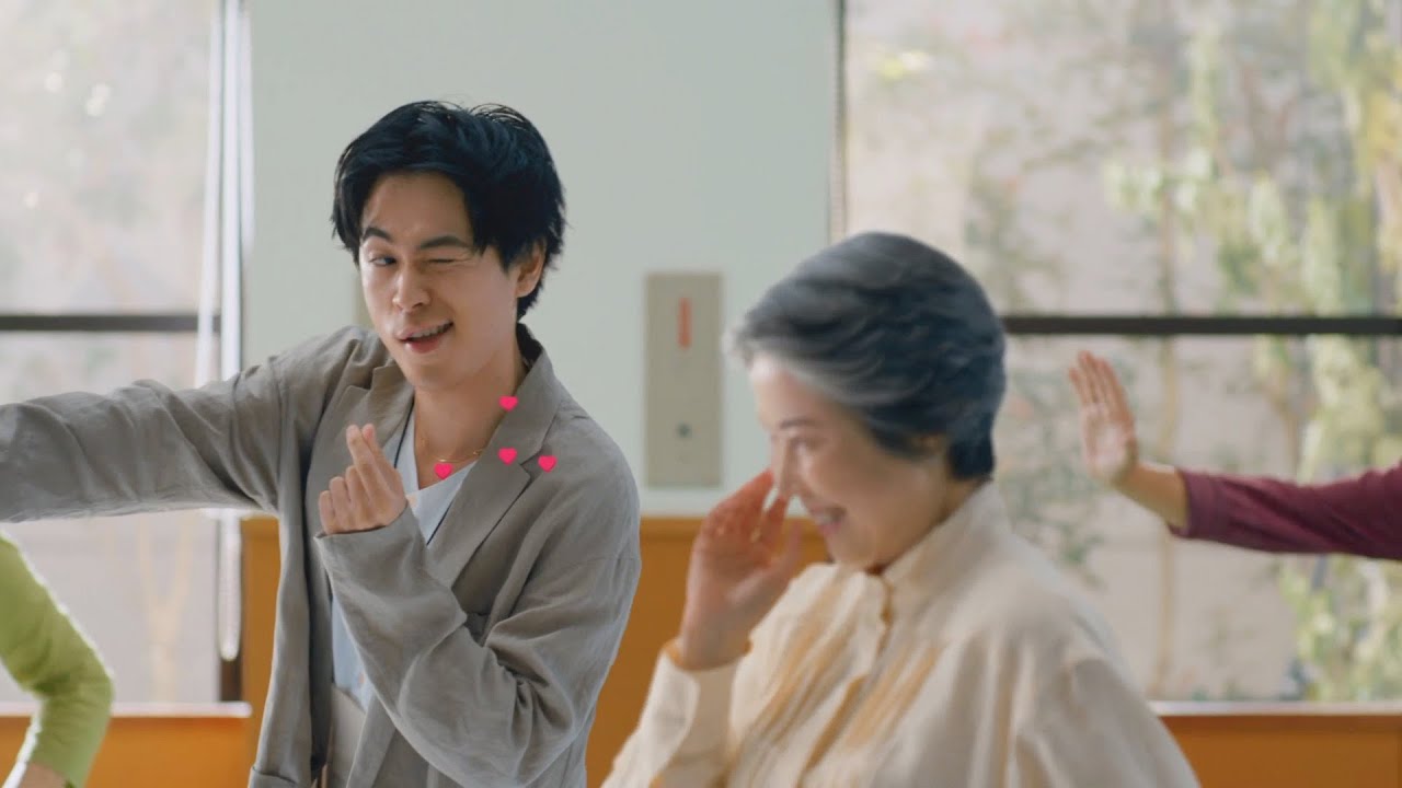 成田凌、小日向文世と入れ替わり悩殺ウインク&指ハート TikTok大人気楽曲Tani Yuuki「Myra」も登場 『TikTok(ティックトック)』新CM「じいちゃんとMyra」篇