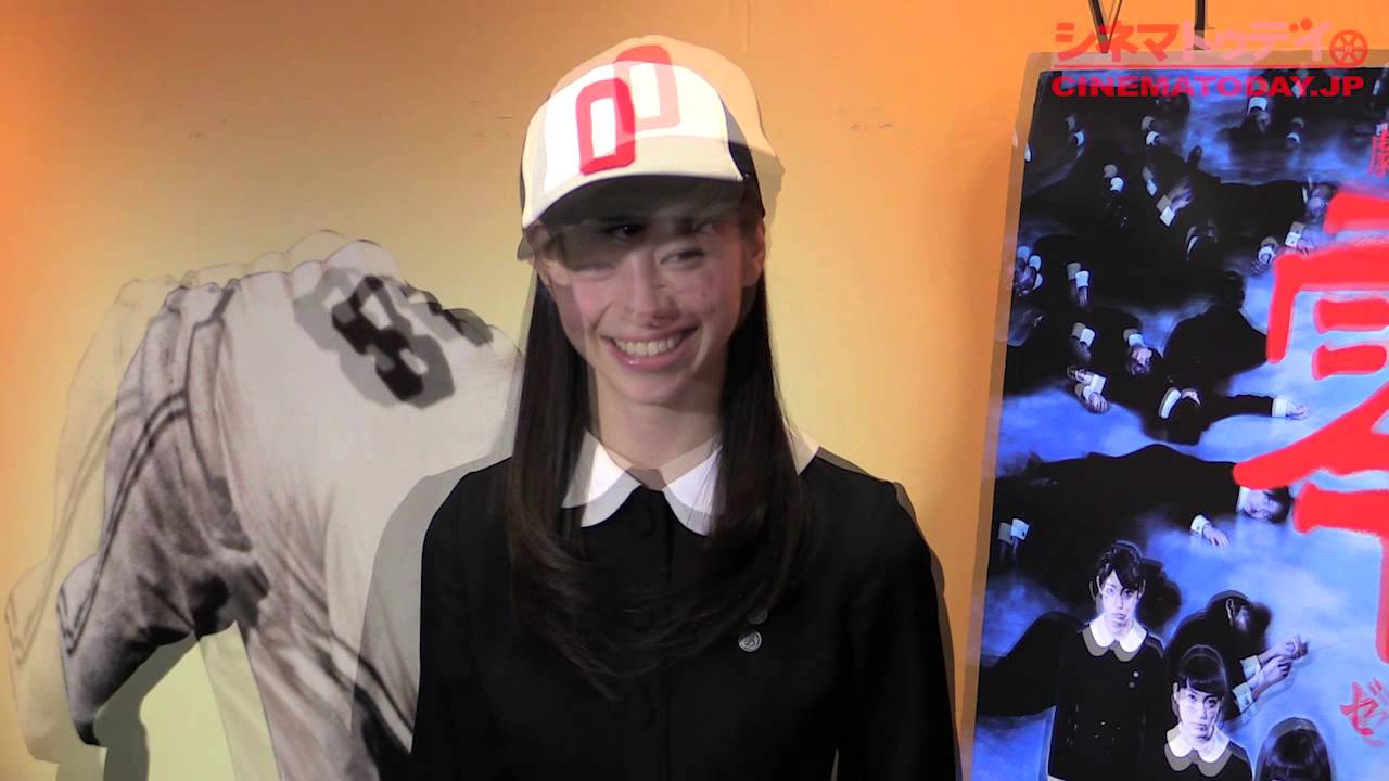 中条あやみ、呪いの魔球を放つ『劇場版 零~ゼロ~』中条あやみ始球式