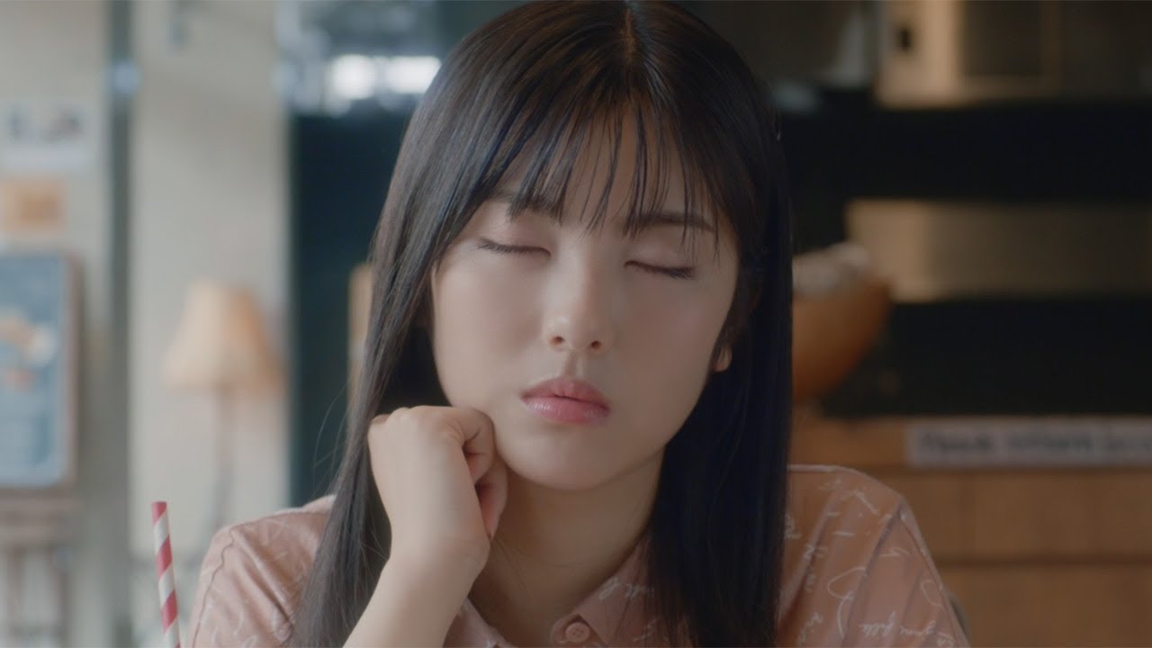 浜辺美波、会話中にうたた寝 萩原利久も絶句?「寝てる?」 「JA共済」WEB動画「先輩とみなみちゃん」が公開