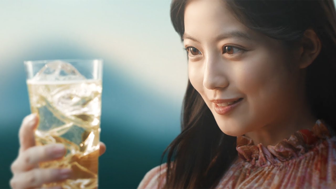 今田美桜、グラス見つめ「好き…」 リリー・フランキーと「キリンウイスキー 陸」新CM出演