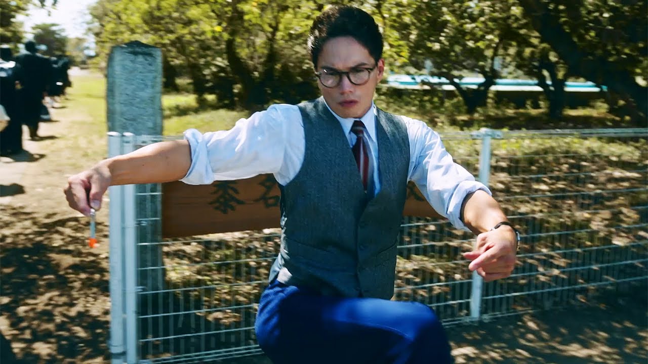 市原隼人、生徒の前でふらふらと酔拳 「劇場版 おいしい給食 卒業」本編映像