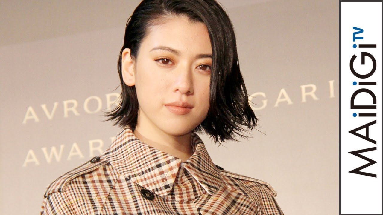 三吉彩花、チェックのトレンチコート風セットアップでキュートに 「BVLGARI AVRORA AWARDS 2017」