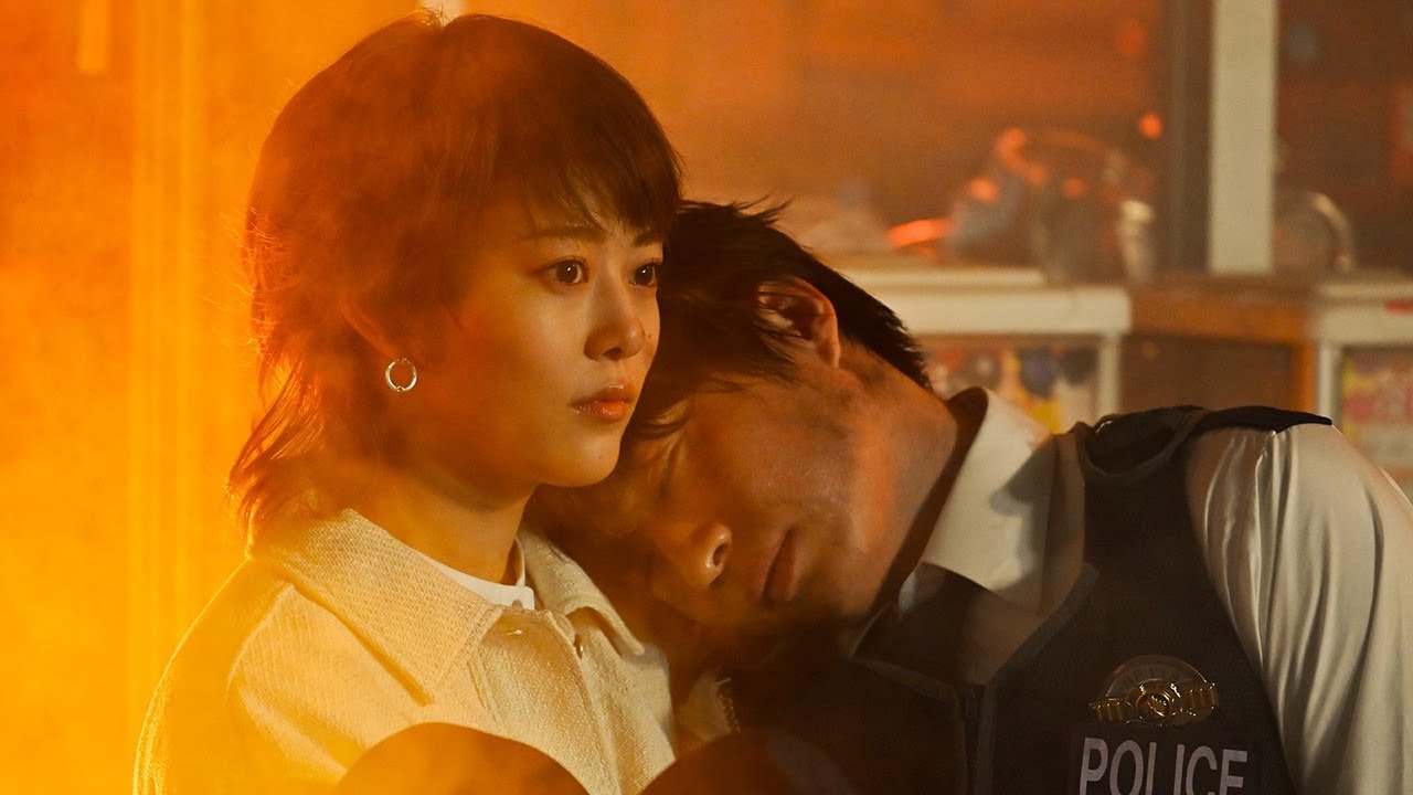 燃え盛る家で高畑充希が田中圭を“逆お姫様抱っこ”&キス!RADWIMPSの主題歌にのせて【ドラマ『unknown』1話より】