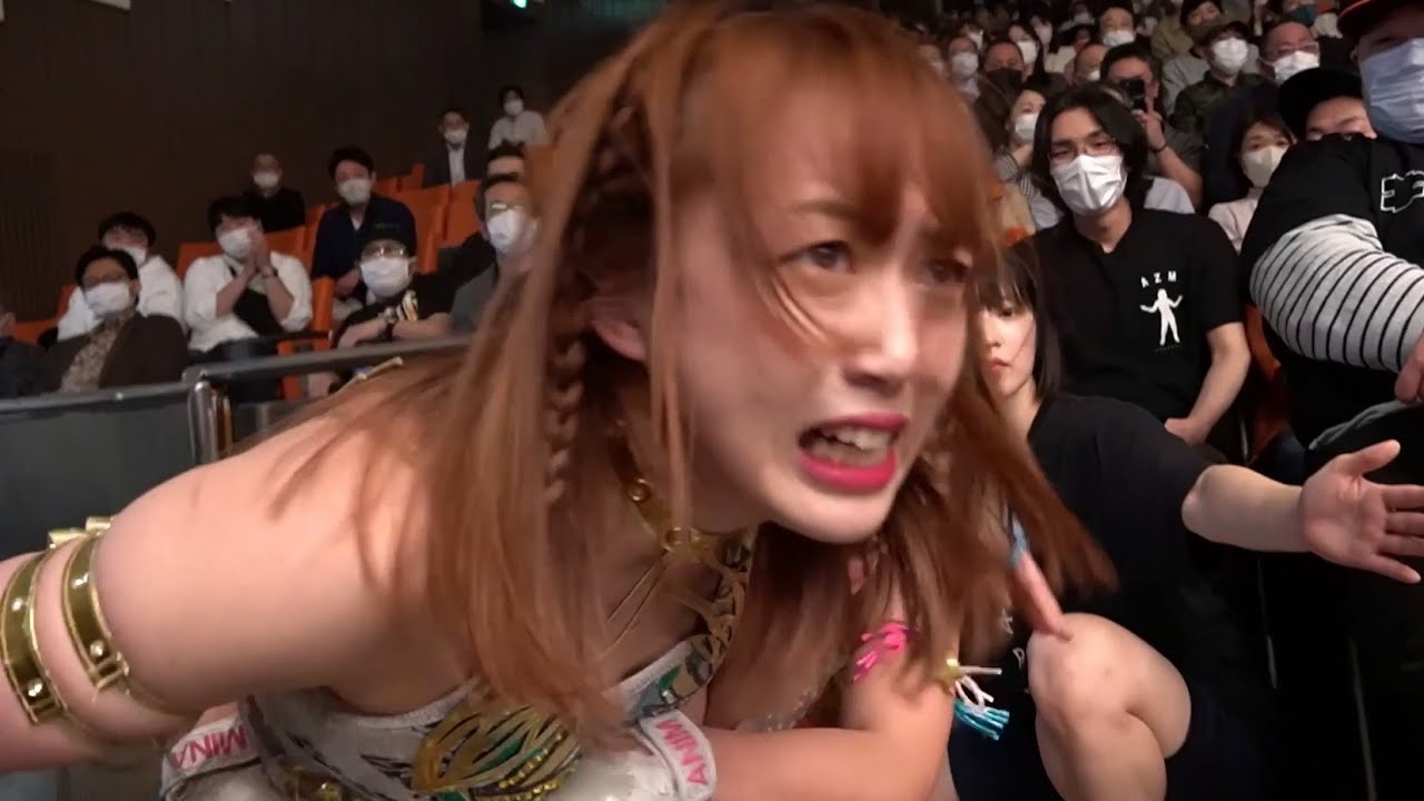 【スターダム】上谷沙弥と白川未奈が場外で大乱闘!顎を蹴る!足を殴る!『フフフ。上谷いいじゃん。ドス黒いドス緑か。ヘドロみたいな感情が心にあるってことだよね。』-4.14後楽園大会-【STARDOM】