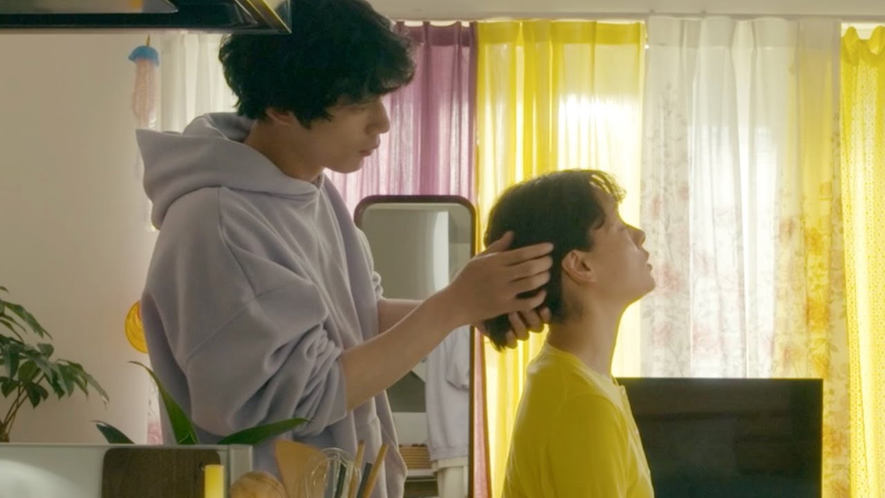 坂口健太郎、市川実日子の髪を優しく束ねる理想の恋人/映画『サイド バイ サイド 隣にいる人』本編映像