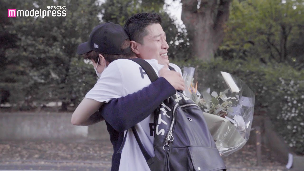 鈴木亮平、クランクアップの宮沢氷魚サプライズ登場で涙のハグ! 映画『エゴイスト』メイキング+キャストインタビュー