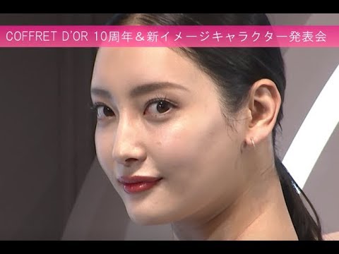 「撮影前にいつもやっている」菜々緒級の小顔になれる!?こぶしマッサージ♡