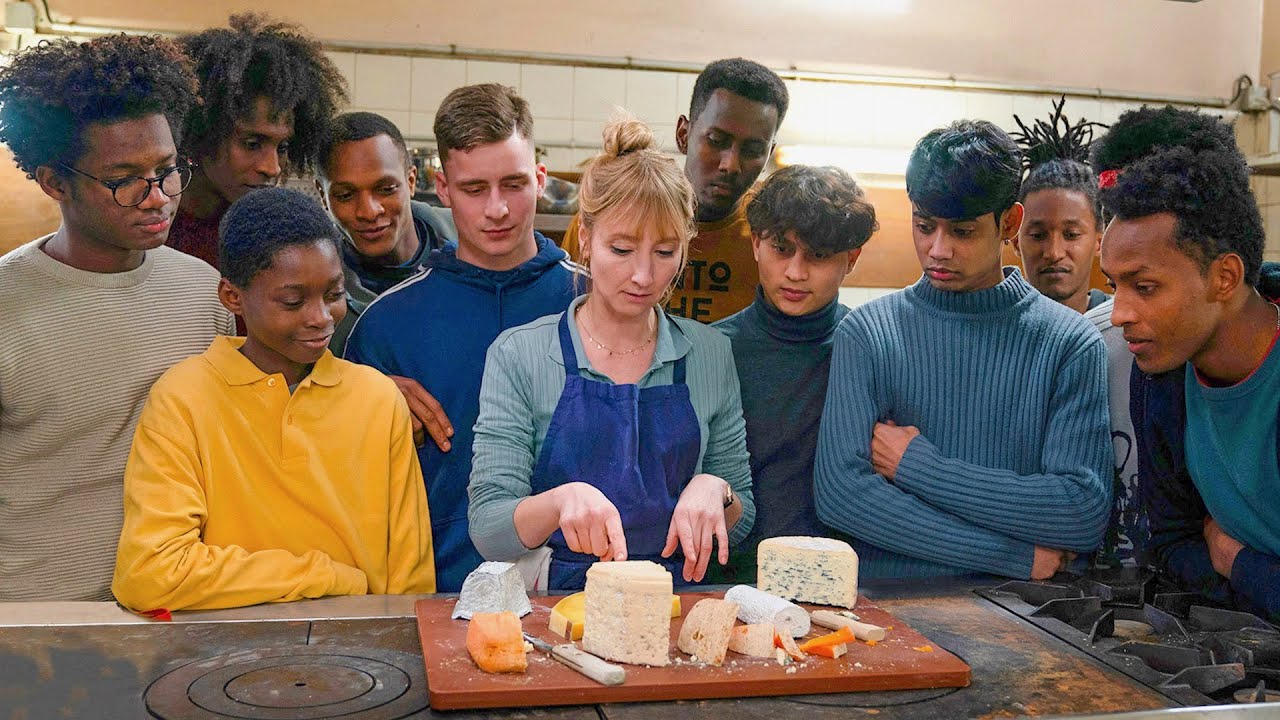 移民の若者を調理師に育成!?一流レストランのシェフが自立支援施設へ/映画『ウィ、シェフ!』予告編