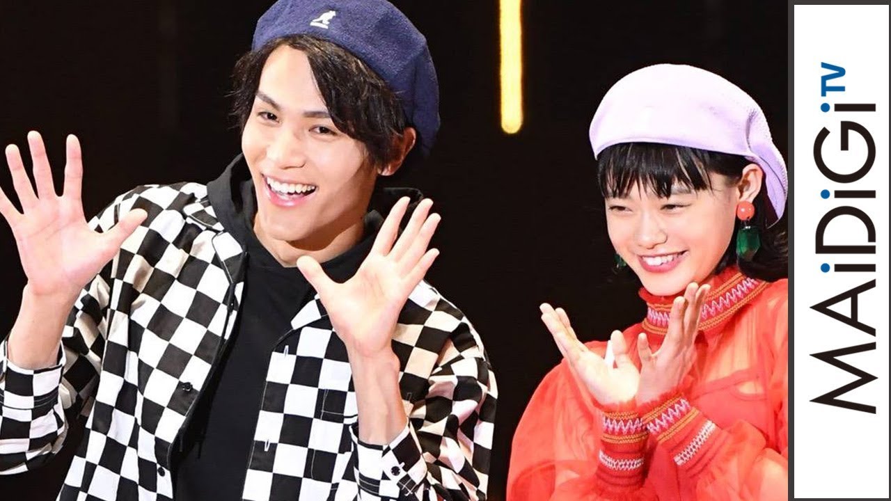 杉咲花、TGCで“いいなずけ”中川大志と仲良くランウエー ぎこちない足取りも投げキスに挑戦 「TGC2018S/S」