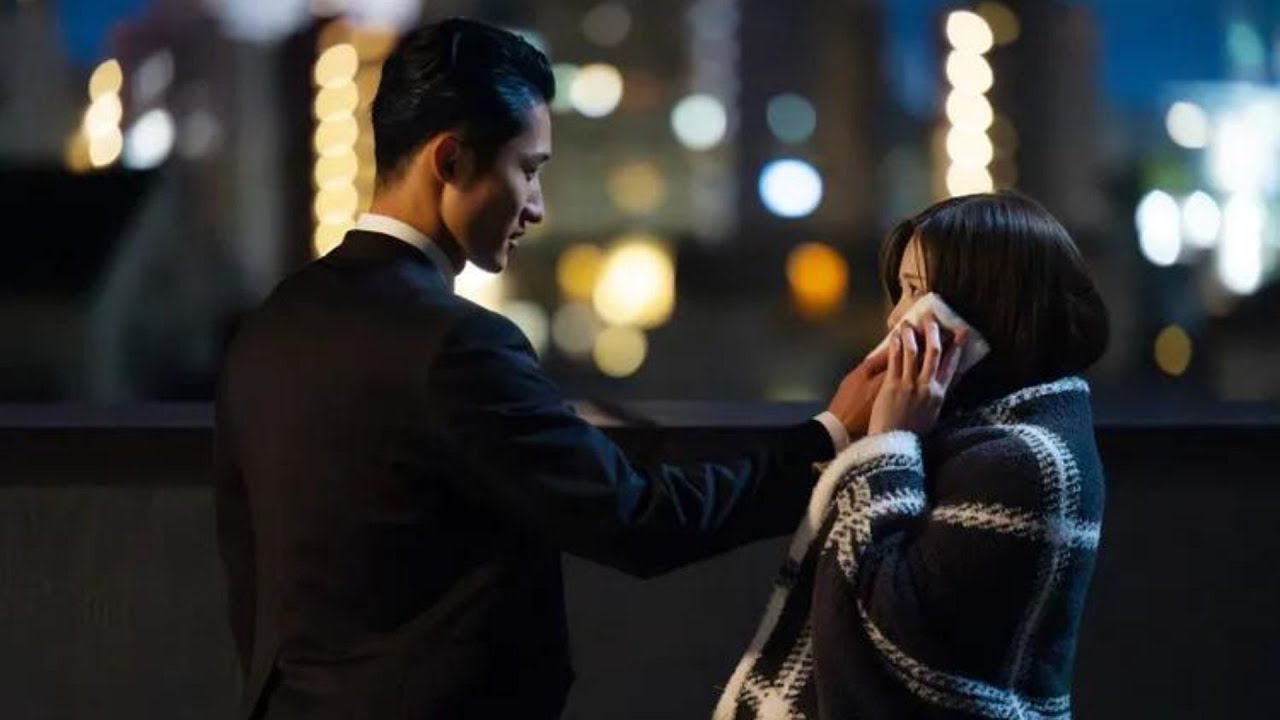 「恋する警護24時」岩本照&白石麻衣、急接近 手を重ね見つめ合う