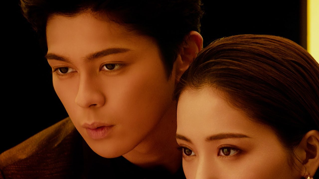 眞栄田郷敦、“妹”に超密着しささやく 美しすぎる兄役で地上波TVCM初出演 レジーナクリニック「本格派の肌へ」編