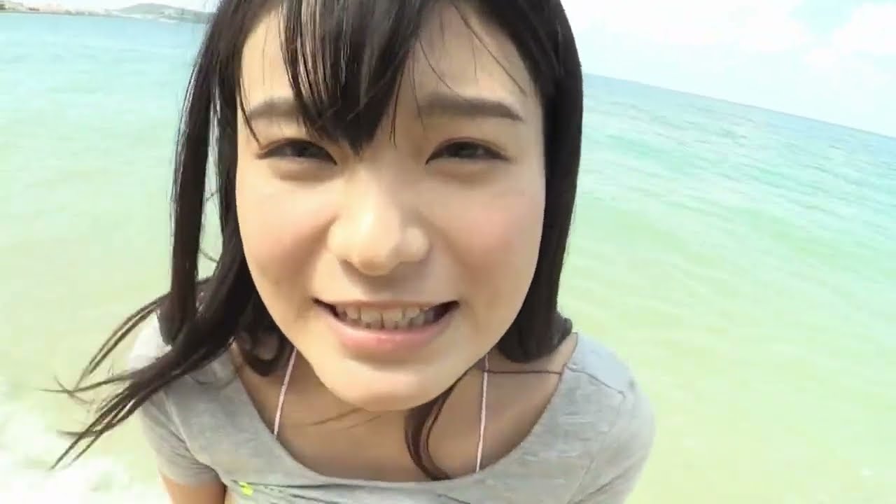 星名美津紀とビーチではしゃぐ