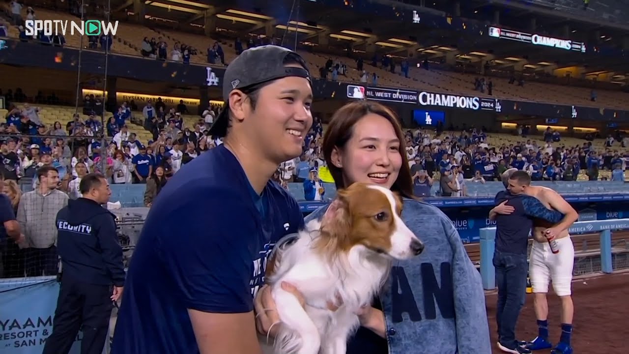 【ドジャース・大谷翔平 優勝記念の家族ショット撮影!】真美子夫人&デコピンと一家3人そろって記念撮影を行う!