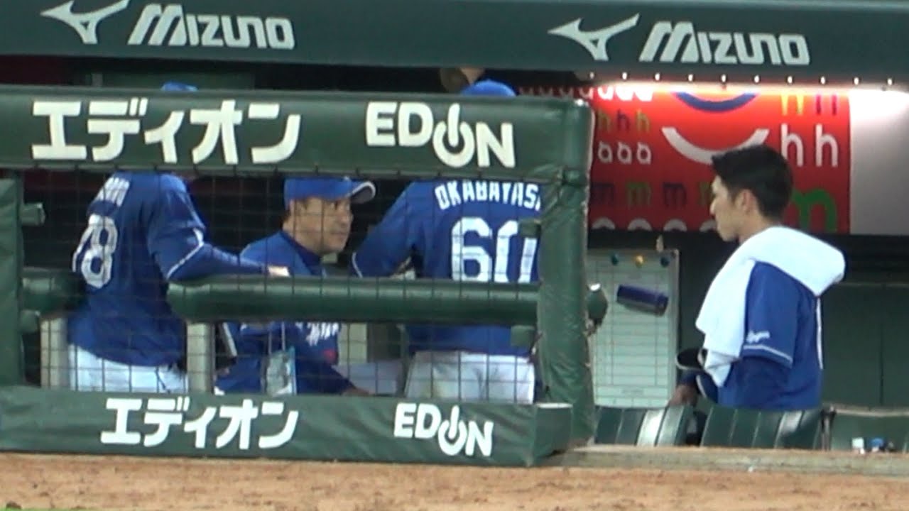 試合後のベンチで何かを話していた福永・岡林・落合英二&森野コーチ (2023/05/23)