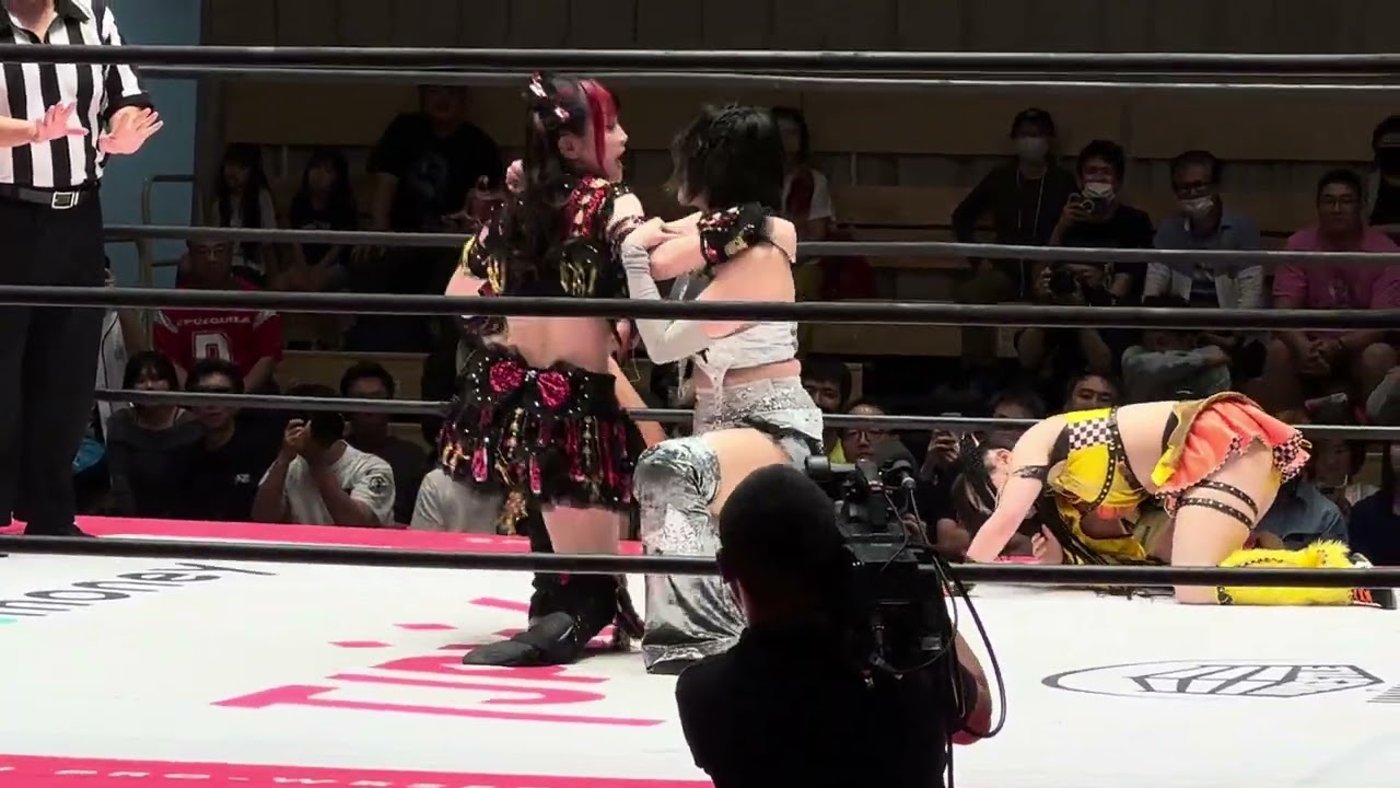 HIMAWARIとまなせゆうながトレイン攻撃から連携を見せてフォールするも伊藤麻希がカットして「しっかりしろー!」と気合いを入れて連携を見せる 東京女子「ALL RISE ’24」2024年10月6日