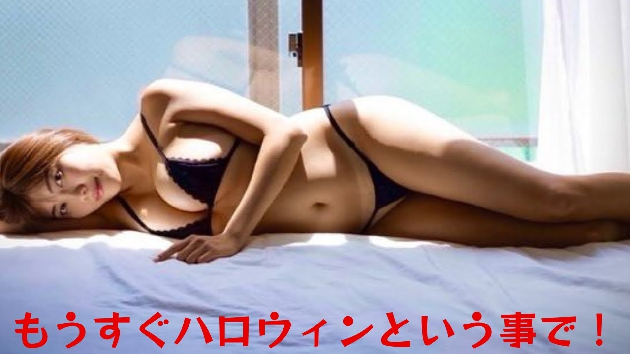 松岡凛、面積小さめ黒のランジェリーで布団に横たわり見事な曲線美披露