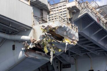 米空母トルーマンの損傷示す写真公開、スエズ運河付近で商船と衝突 - CNN.co.jp