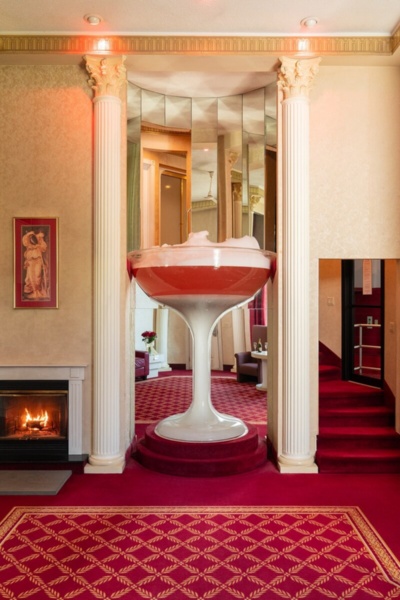 シャンパン・タワー・スイートルームには、その名の通り背の高いシャンパングラスの形をした泡風呂がある。（Photograph by Margaret & Corey Bienert）