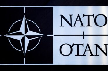 ＮＡＴＯ事務局長、ウクライナ軍事支援のより平等な分担で米と合意 | ロイター